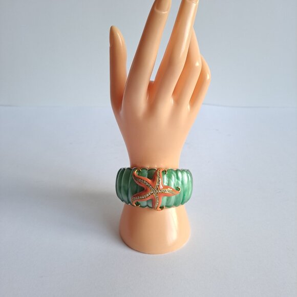 New Angelique De Paris gold plated starfish green bangle bracelet. - Picture 10 of 17